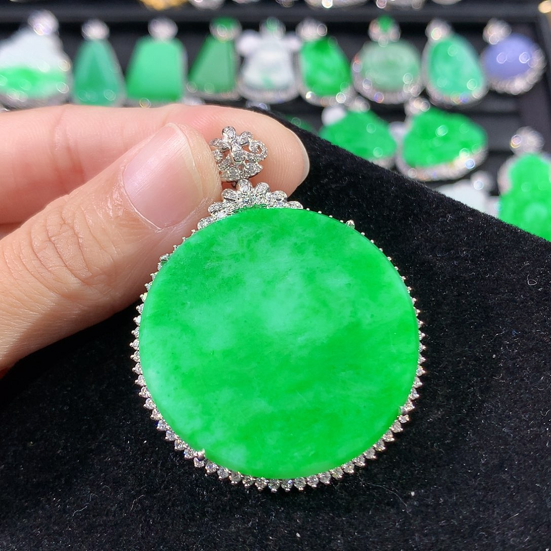 翡翠18K金镶嵌颈饰