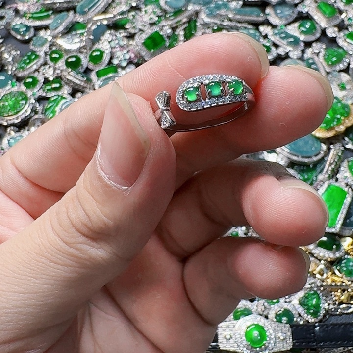 翡翠颈饰未镶嵌天然A货翡翠放漏