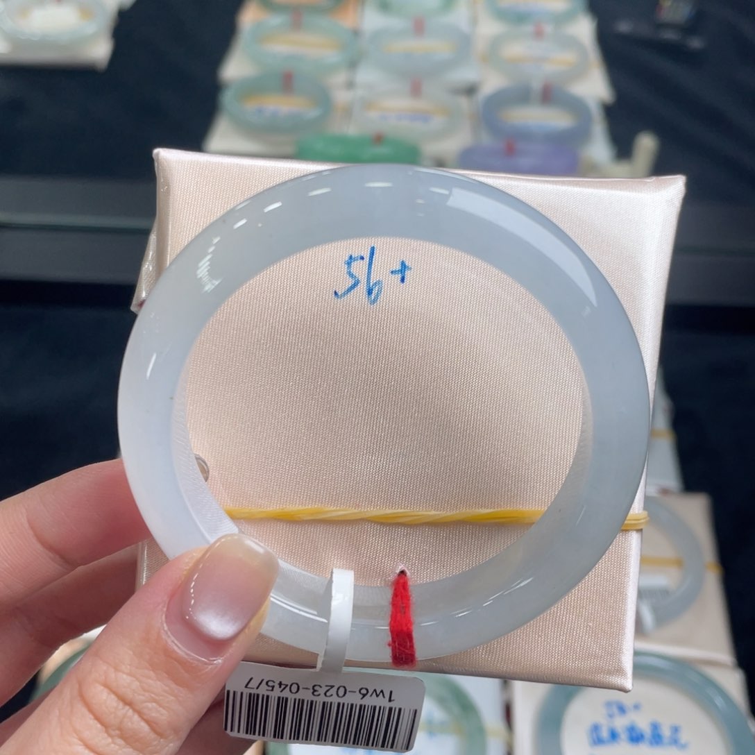 翡翠手镯未镶嵌翡翠