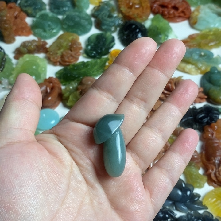 蛇纹石玉颈饰未镶嵌