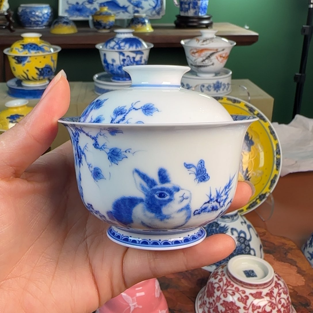 杯景雨工坊兔子盖碗。 