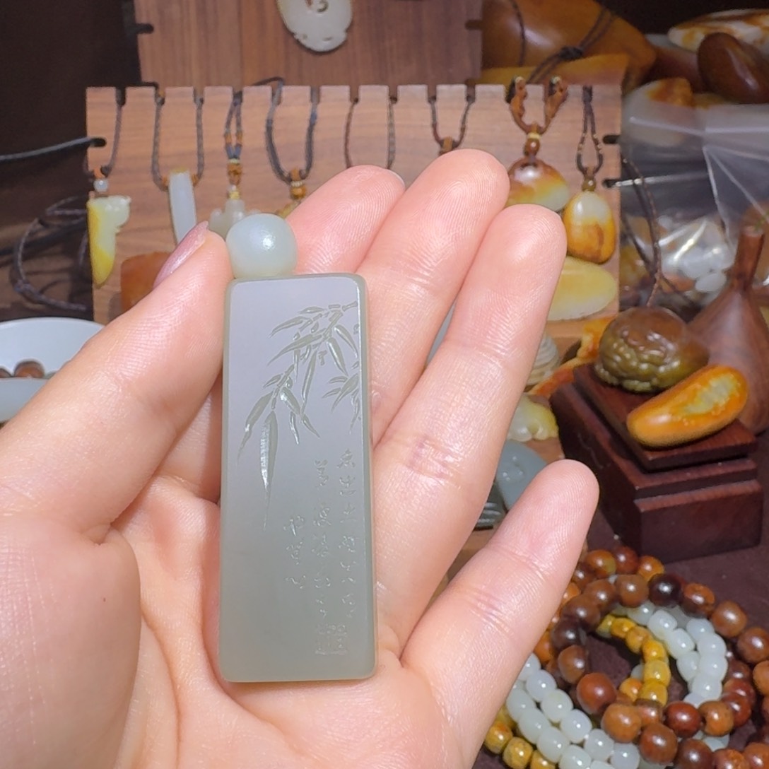 和田玉未镶嵌颈饰大**形