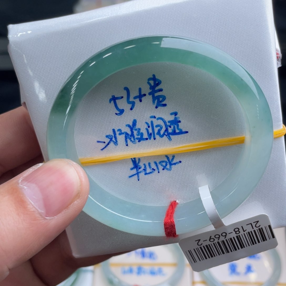 翡翠手镯未镶嵌翡翠手镯