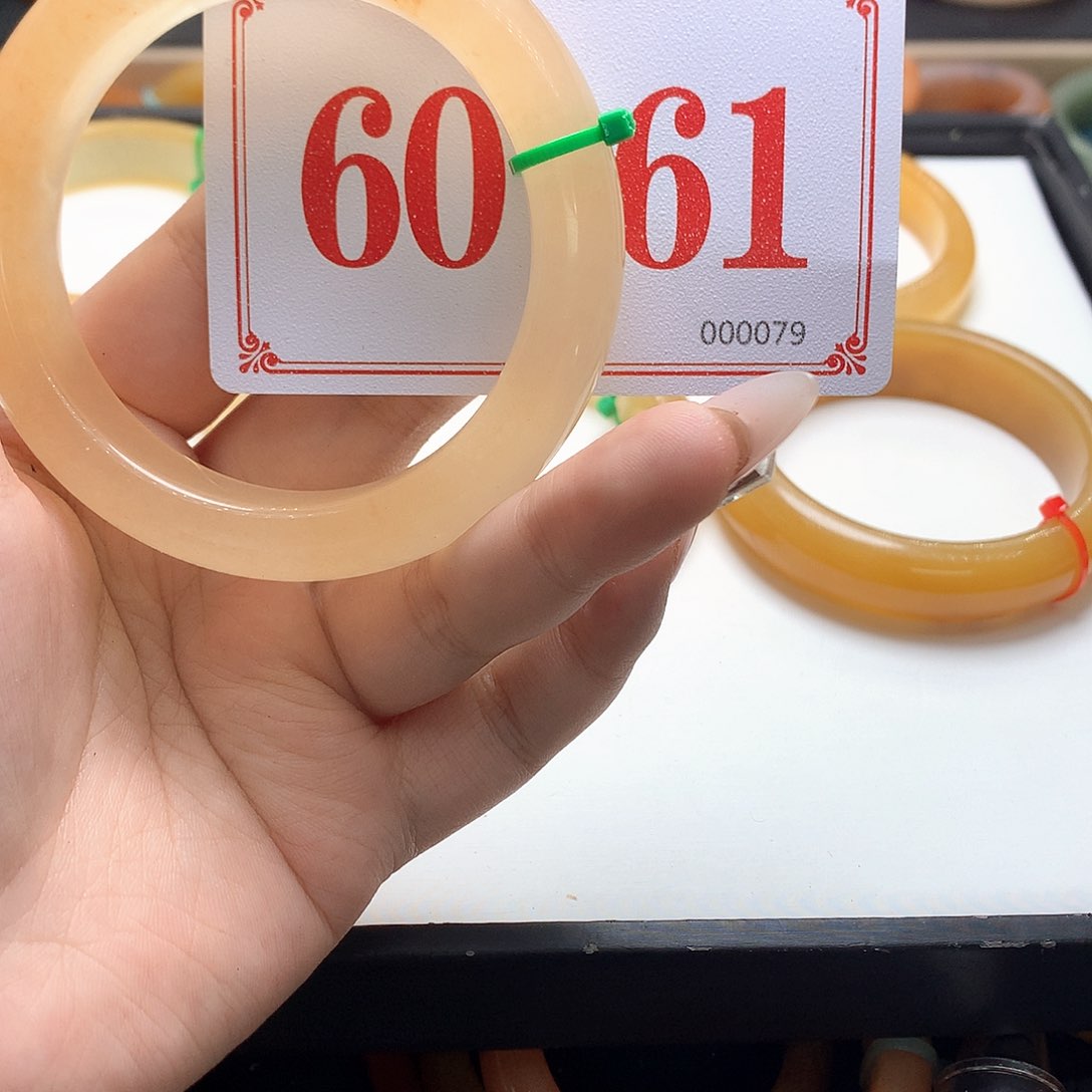 未镶嵌石英质玉（黄龙玉）手镯