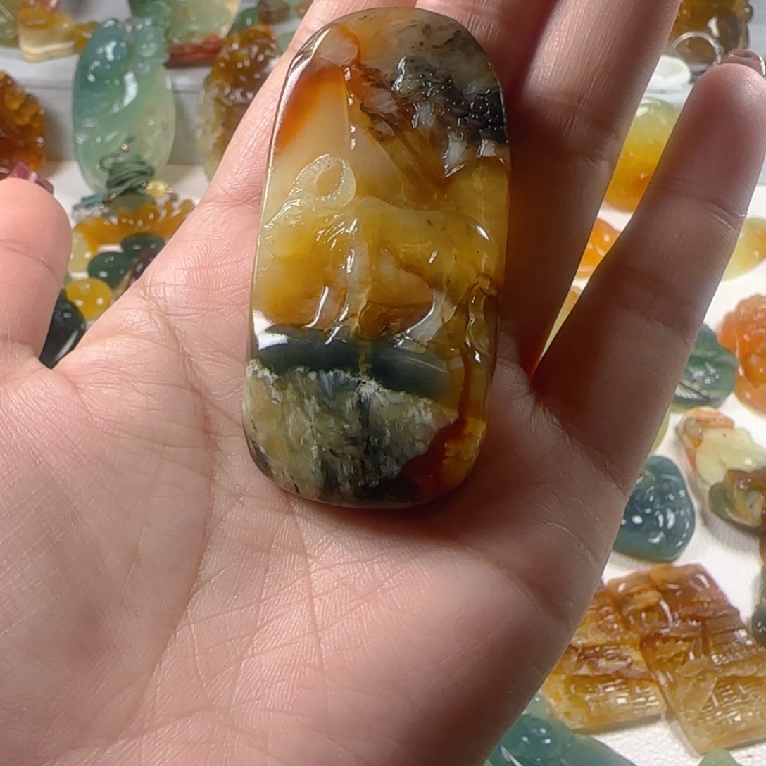 蛇纹石玉颈饰未镶嵌