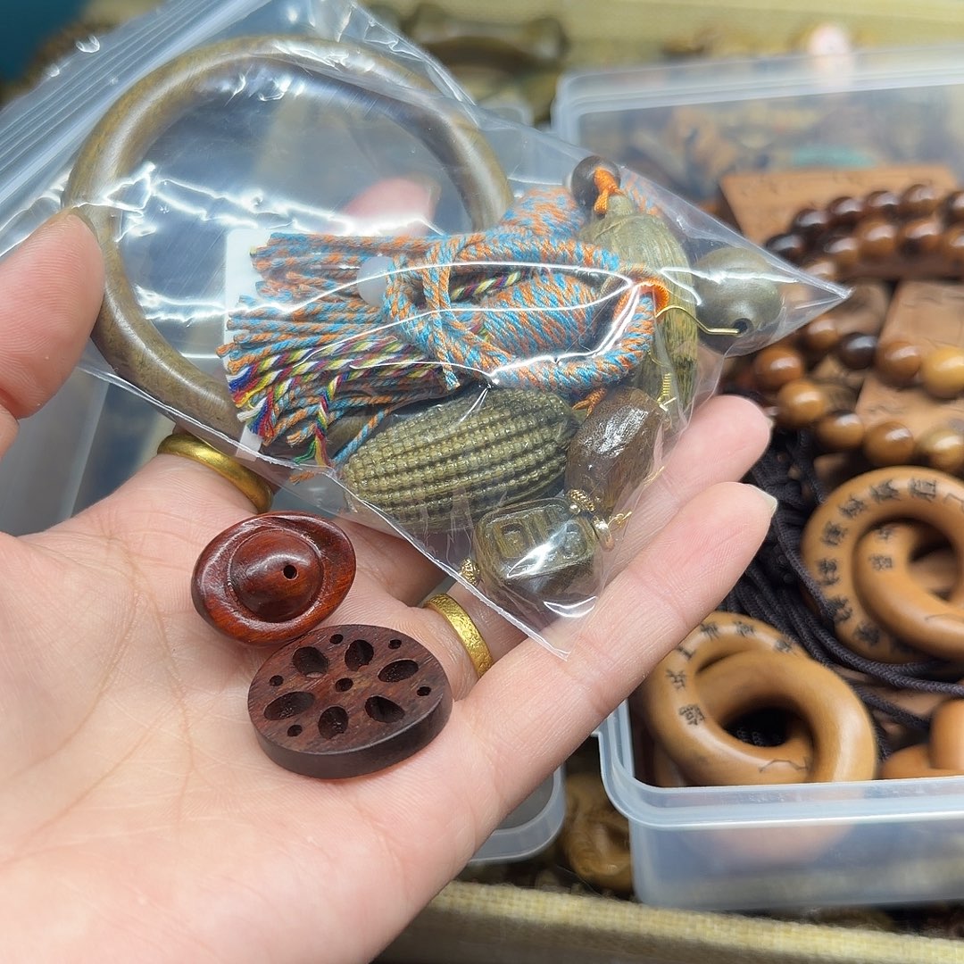 艾****维腊木（绿檀）无事牌