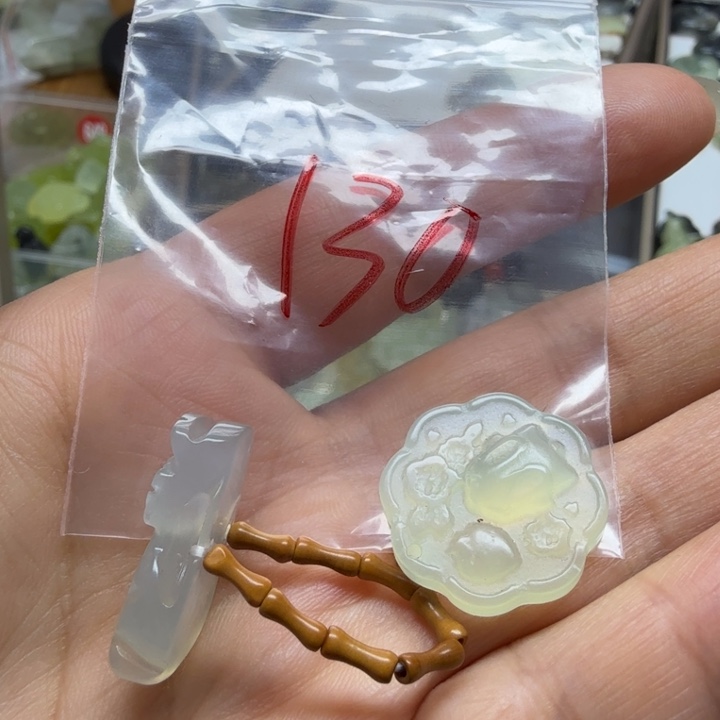 透闪石-蛇纹石玉吊坠未镶嵌