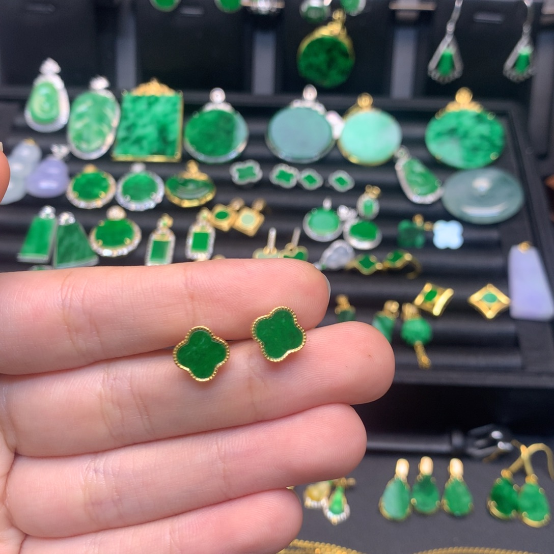 翡翠未镶嵌耳饰有纹裂