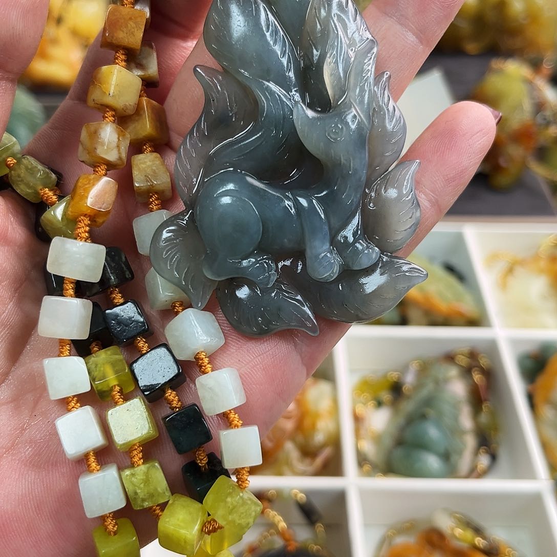 蛇纹石玉颈饰未镶嵌