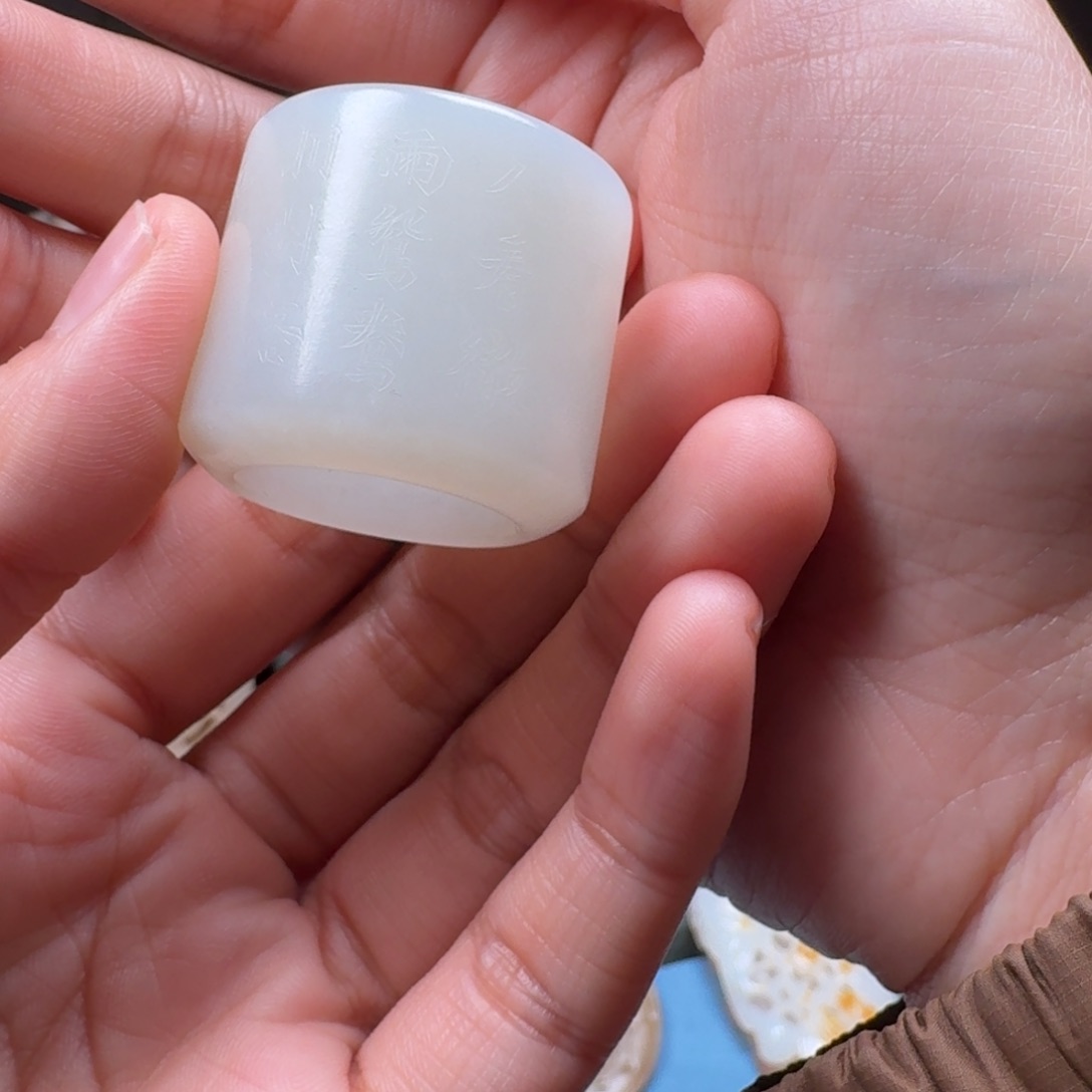 和田玉颈饰未镶嵌石**馆