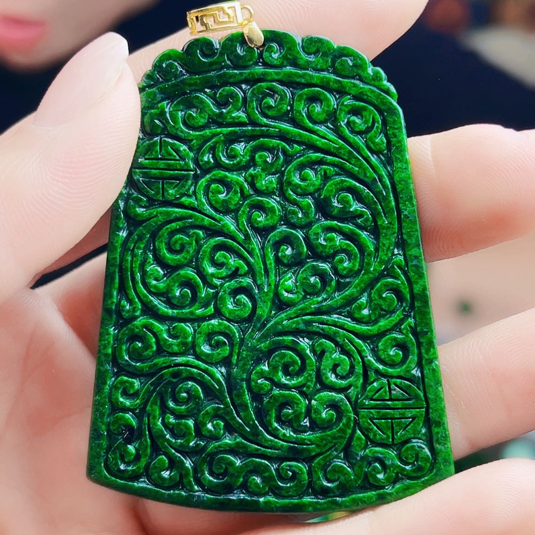 颈饰18K金镶嵌翡翠多样性