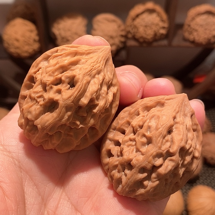 文玩核桃吊坠38尺全品鸡心练手的有虫眼