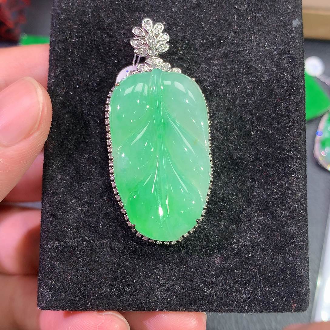 翡翠吊坠(赠链)18K金镶嵌