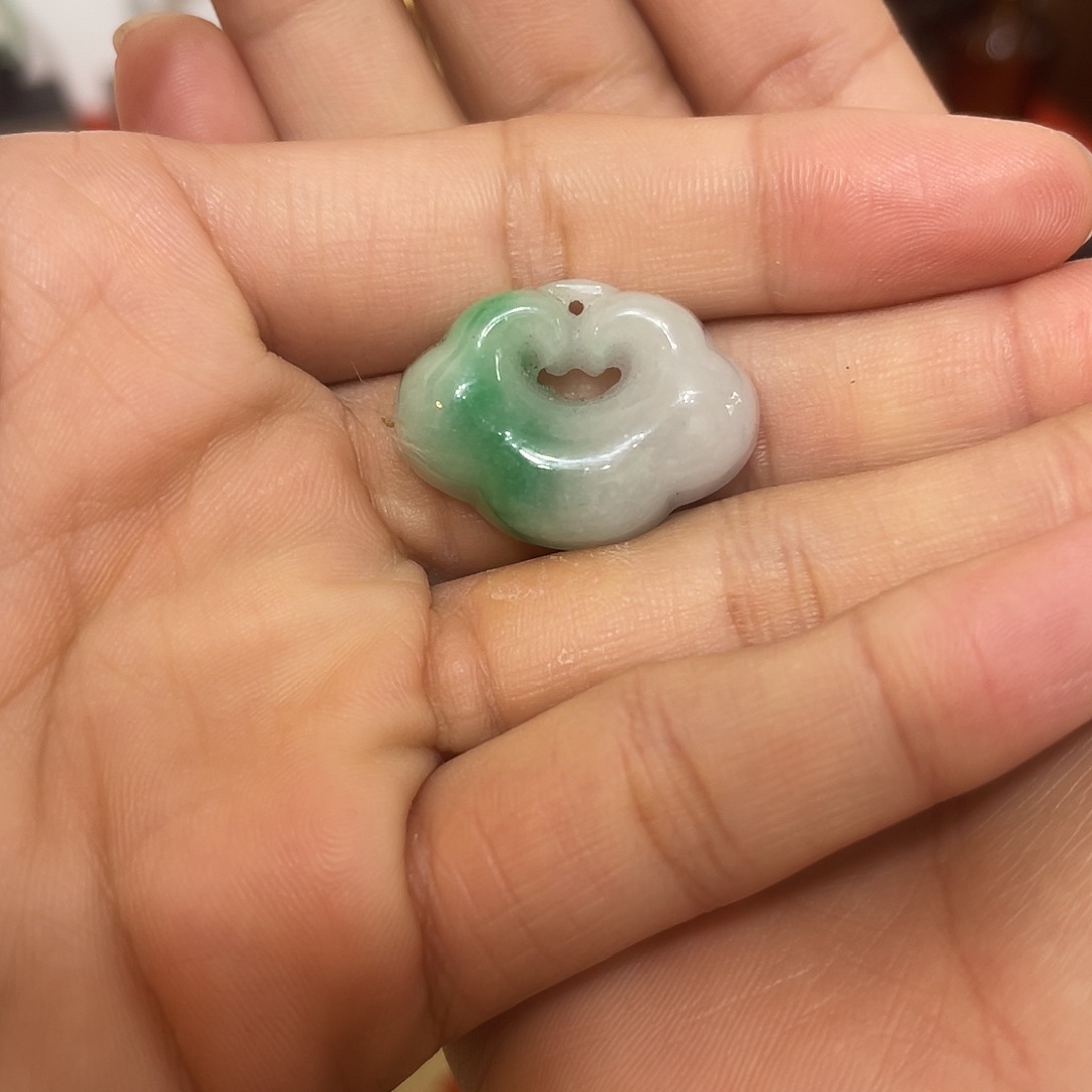 翡翠未镶嵌挂件青花瓷器等传统工艺的传承