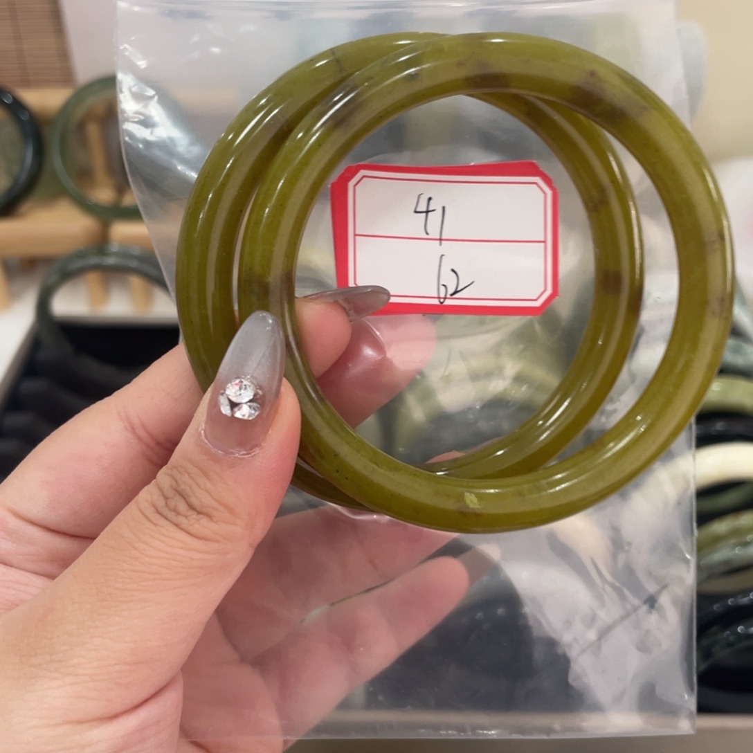 蛇纹石玉手镯未镶嵌