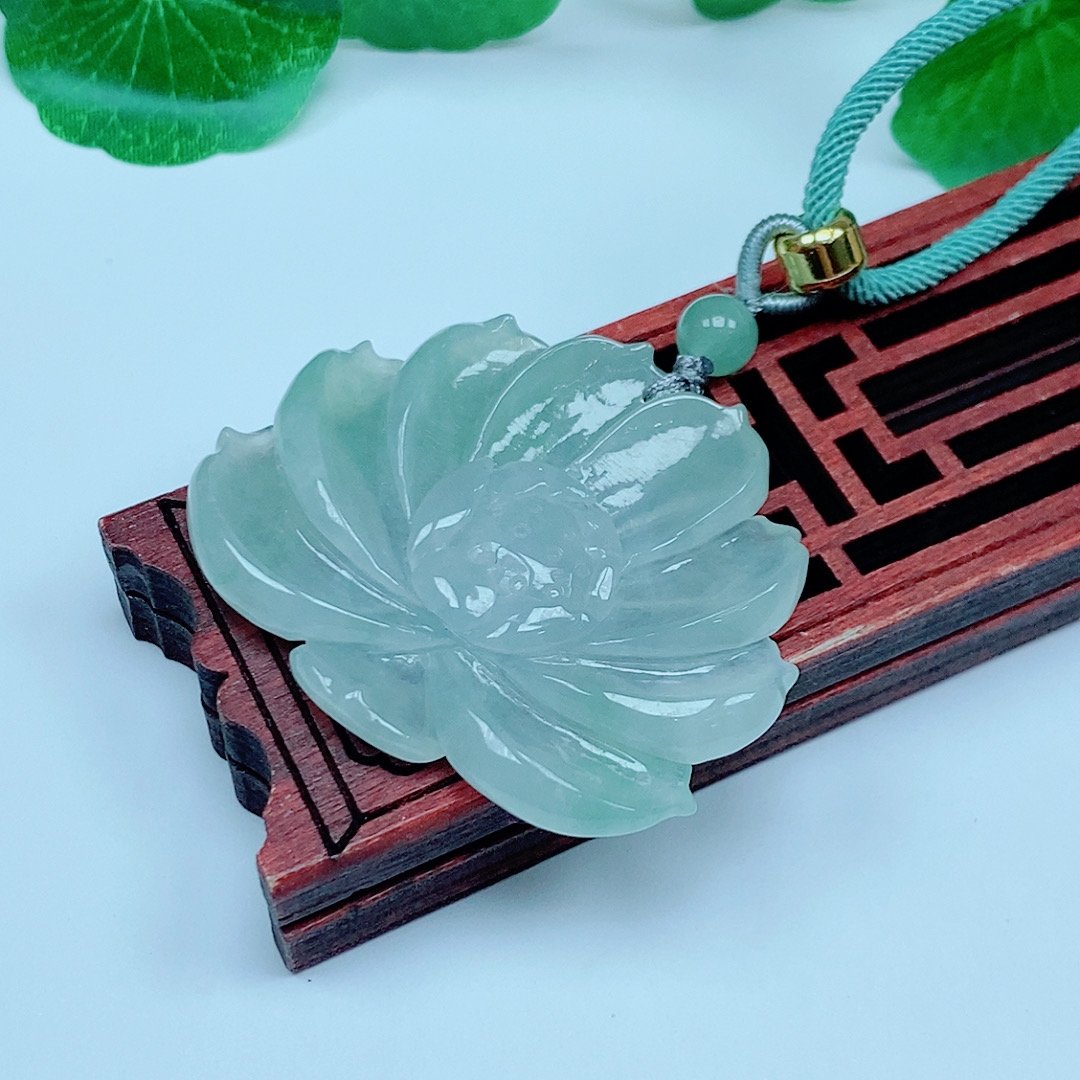 天然A货翡翠无镶嵌莲花吊坠