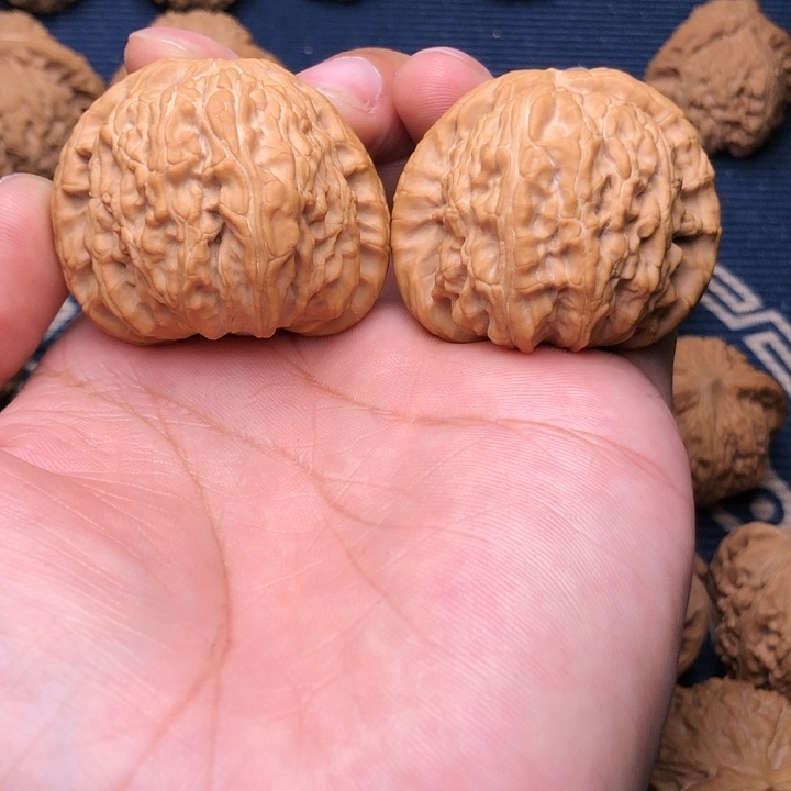 文玩核桃吊坠清****烤白狮子