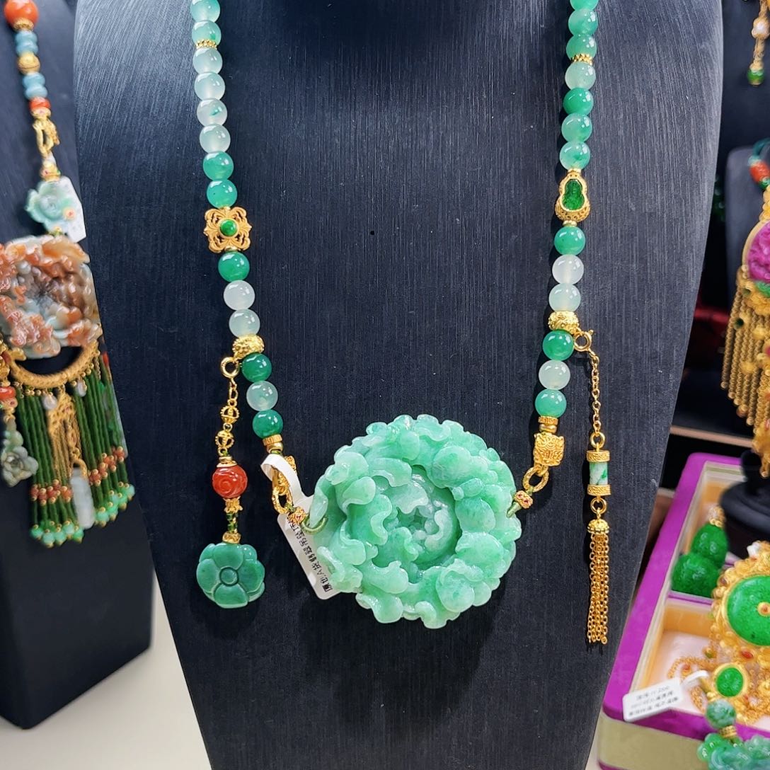 【闪购商品】翡翠吊坠(赠链)未镶嵌蝶恋花