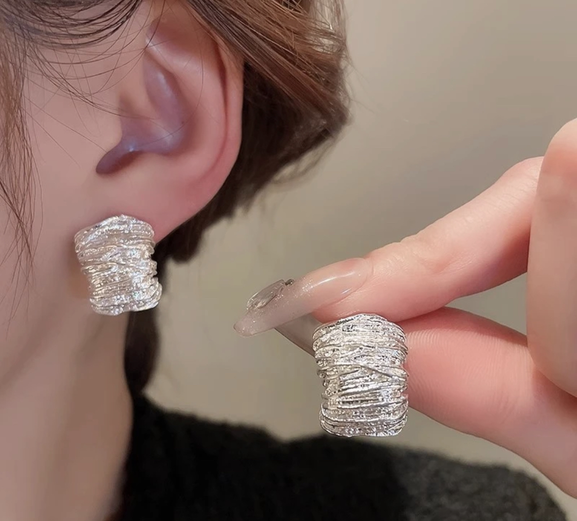 铜合金耳饰 欧美女情侣复古法式经典轻奢耳环简约复古白色珠宝