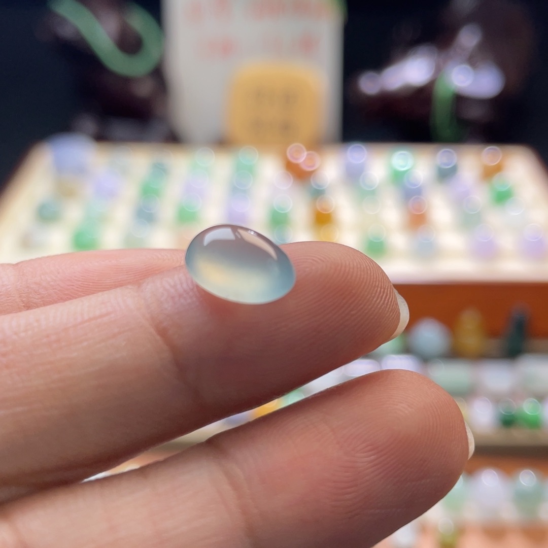 翡翠裸石冰蓝起光蛋面10.2-8-4.3mm