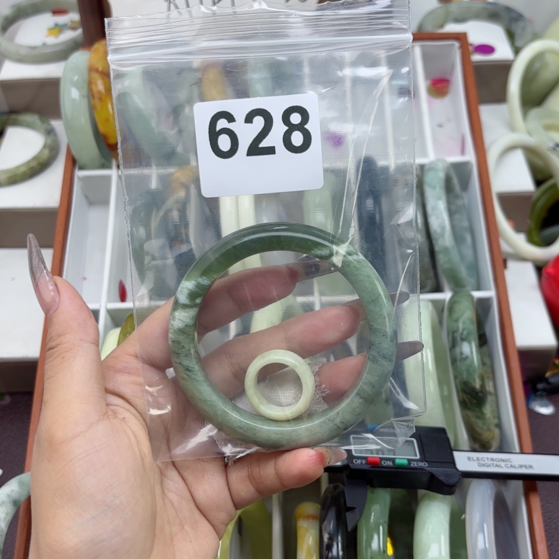 蛇纹石玉未镶嵌手镯四*。