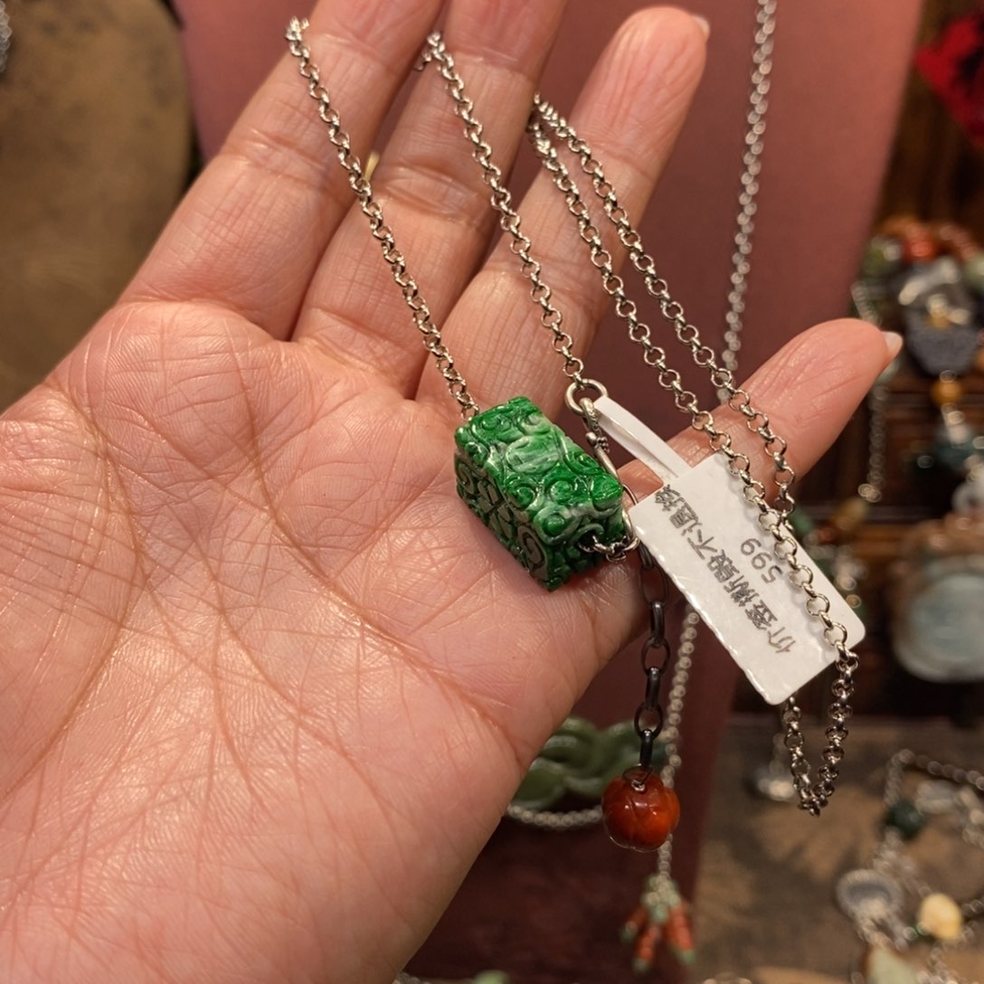 翡翠吊坠(赠链)未镶嵌