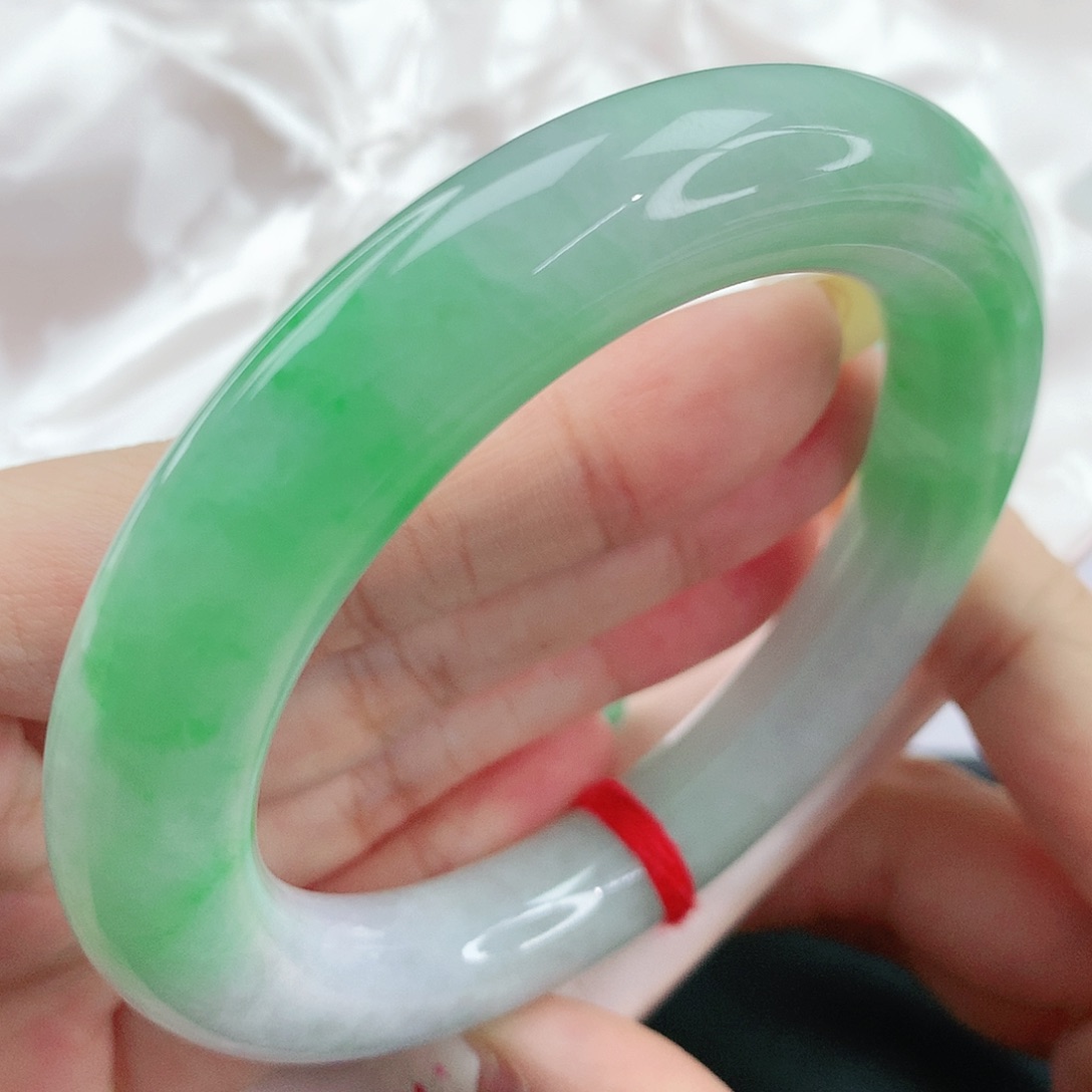 翡翠手镯未镶嵌，611