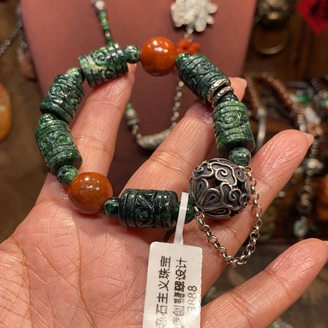 翡翠吊坠(赠链)未镶嵌