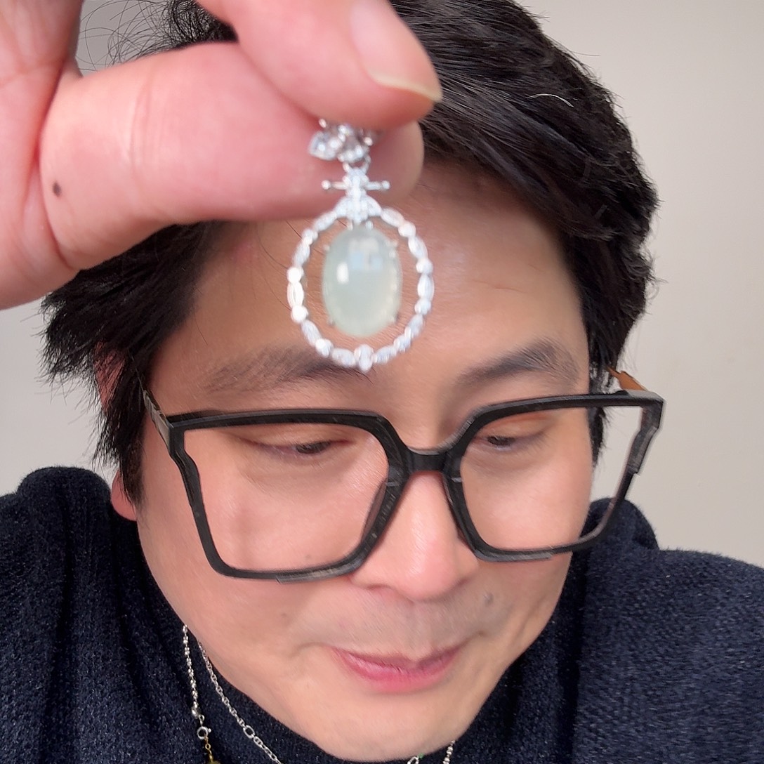 翡翠未镶嵌颈饰一件