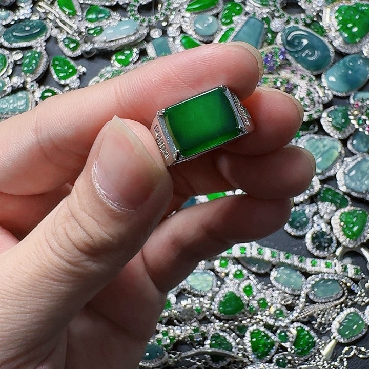 翡翠颈饰未镶嵌天然A货翡翠放漏