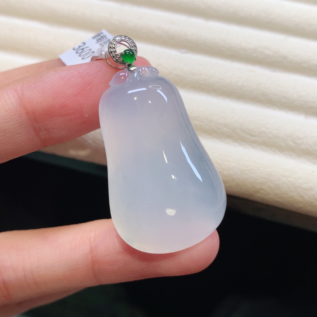 翡翠18K金镶嵌颈饰福瓜