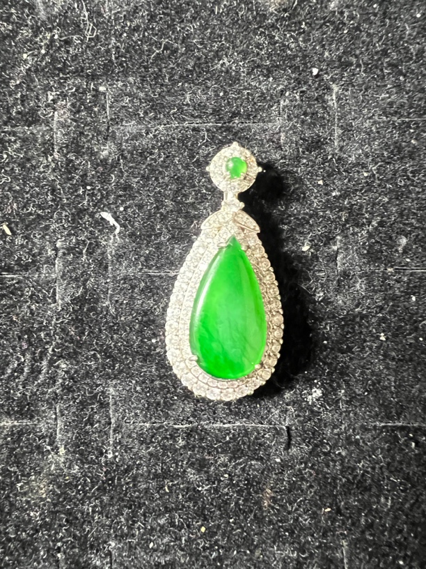 高冰满绿翡翠吊坠