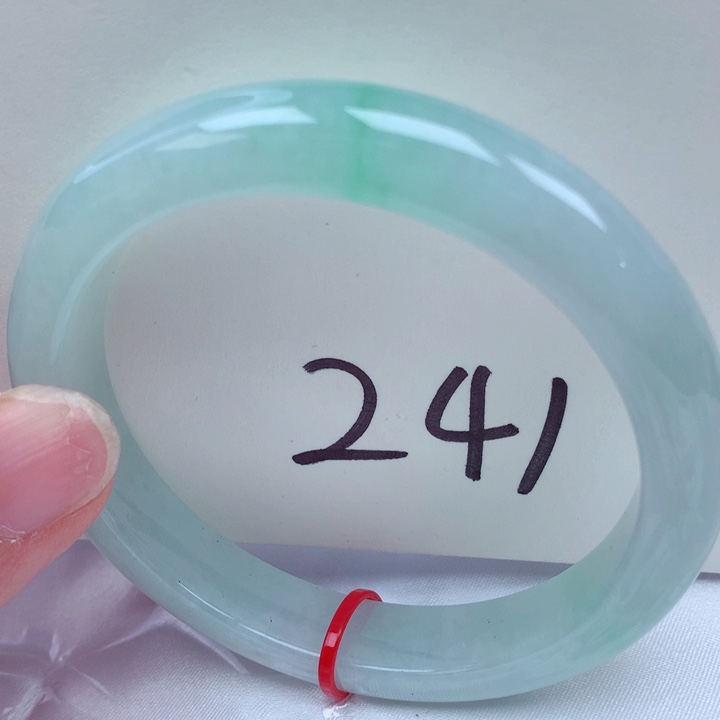 翡翠手镯未镶嵌翡翠