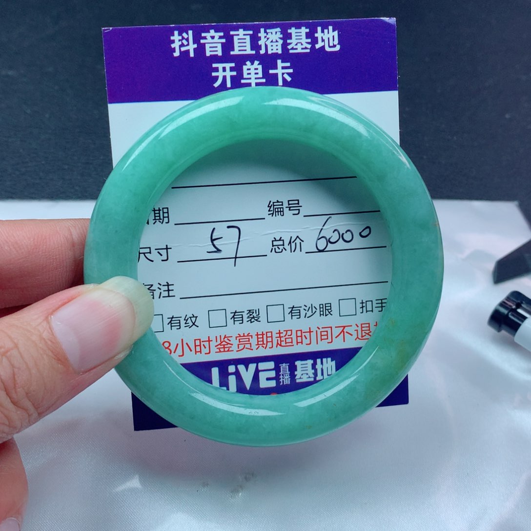 翡翠手镯未镶嵌翡翠手镯