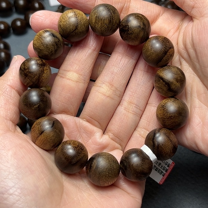 沉香手串广****⁹白棋留疤