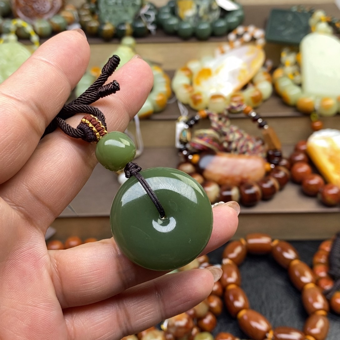 最***梦透闪石质玉未镶嵌颈饰