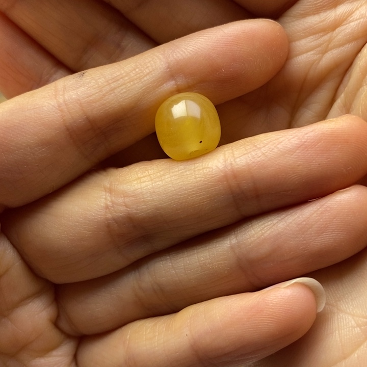 大***兮蜜蜡未镶嵌裸石尺寸11，微瑕