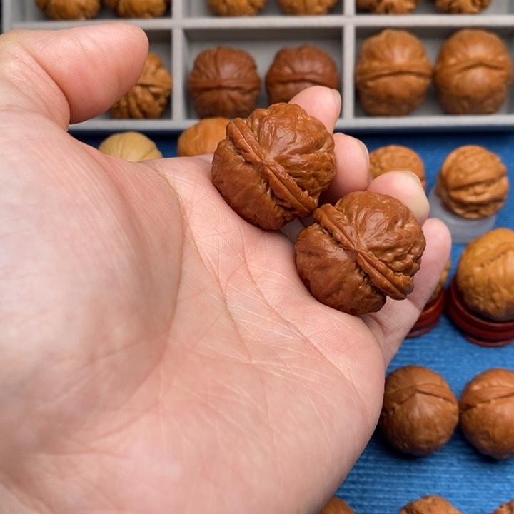 用***8文玩核桃把件绣球