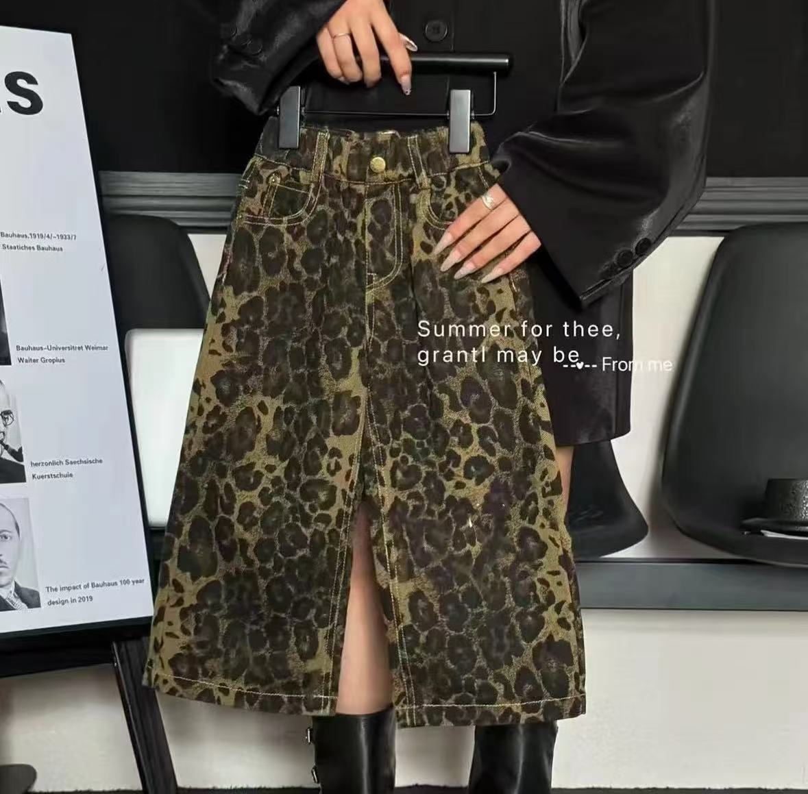 现货~豹纹裤子女童秋新款洋气韩版时髦豹纹牛仔裤女孩宽松直筒裤
