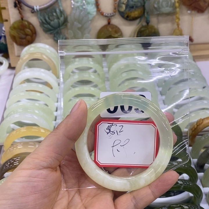 岫玉未镶嵌手镯（圆镯）