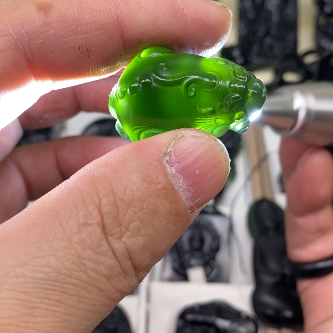给***烂蛇纹石玉未镶嵌颈饰