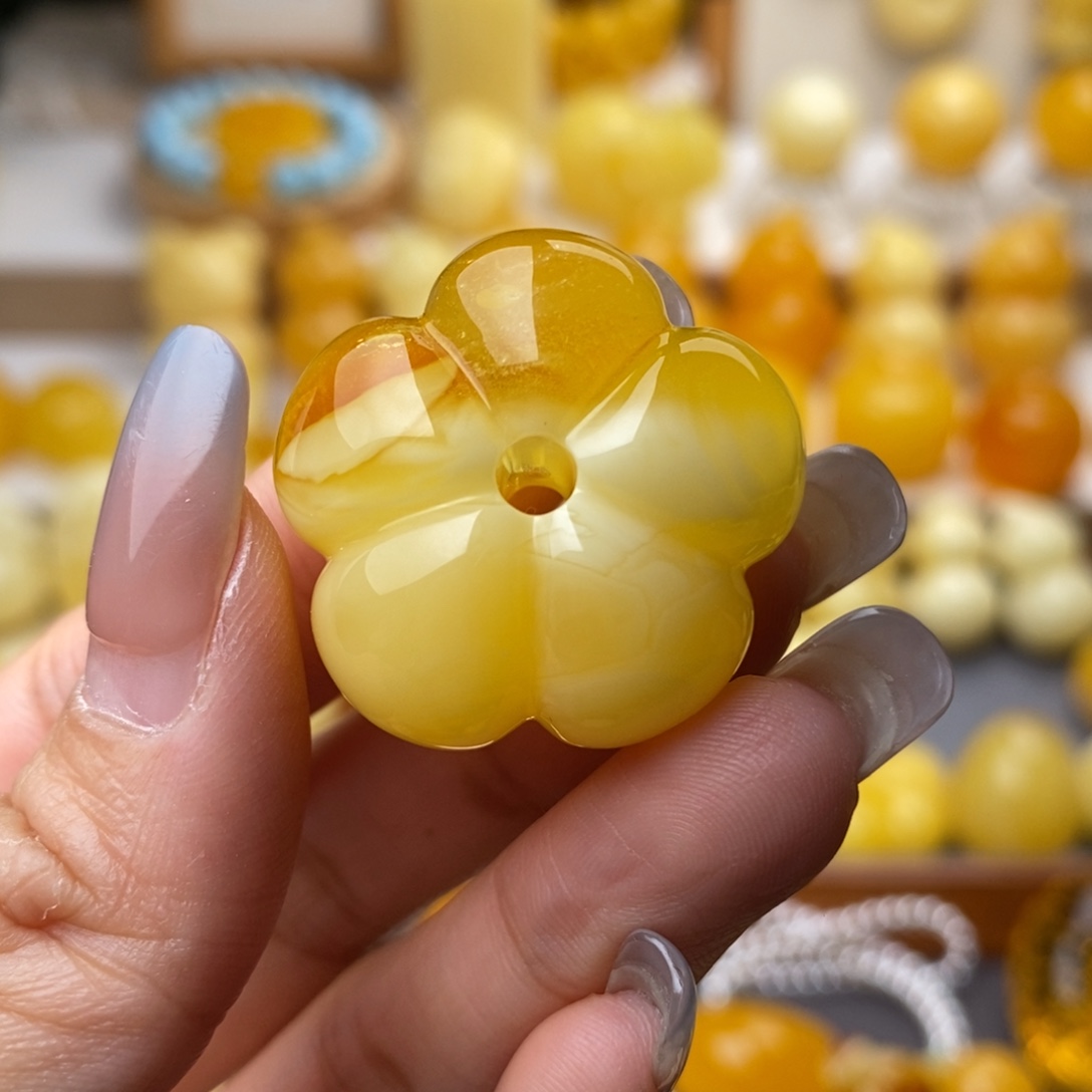 柴***猫蜜蜡未镶嵌颈饰五瓣花