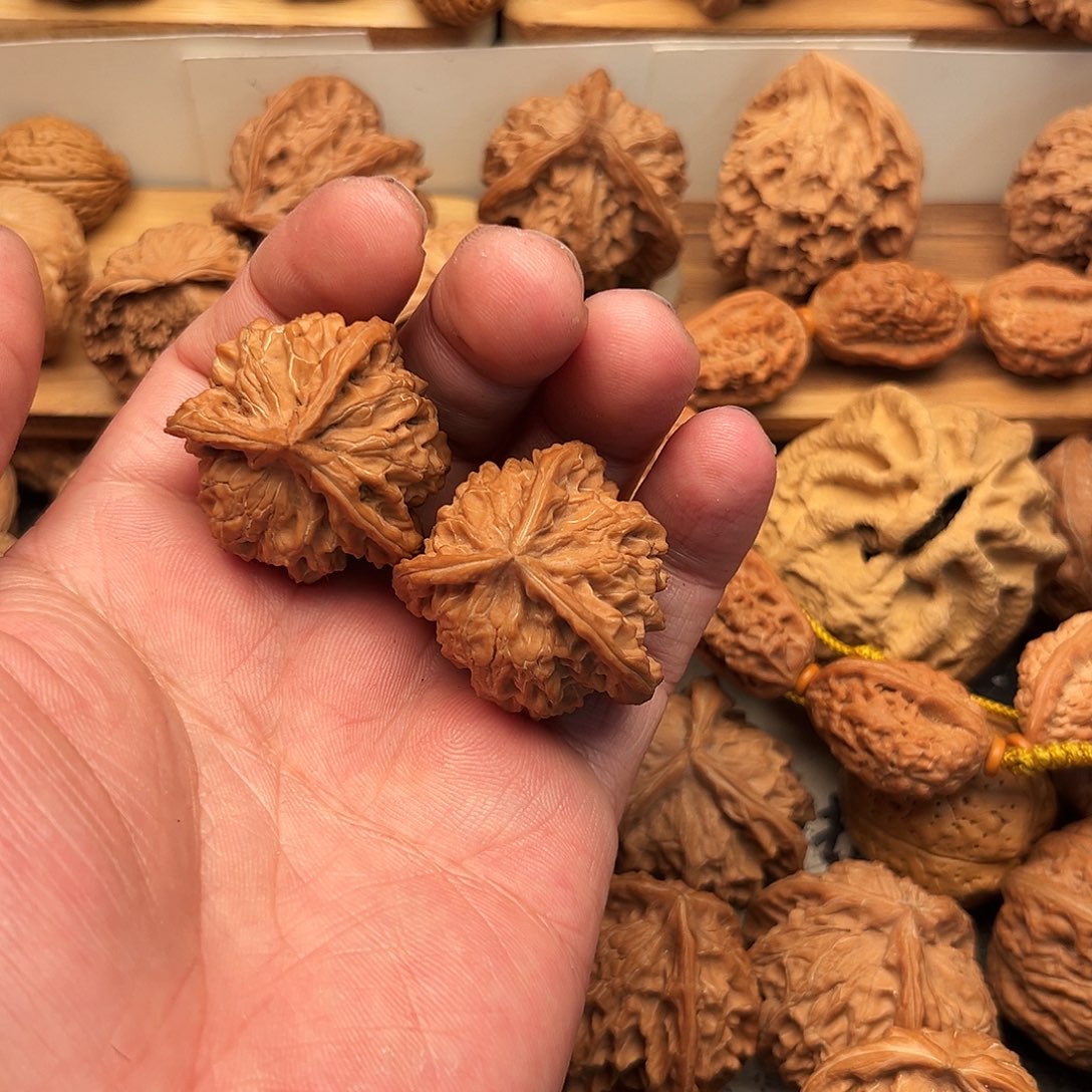 枝***.文玩核桃吊坠三愣