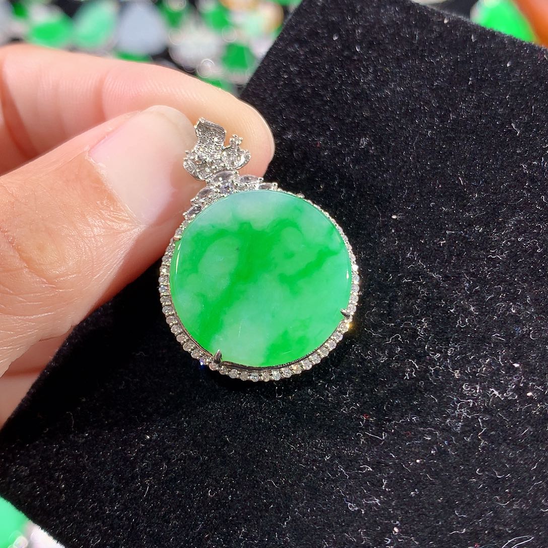 翡翠18K金镶嵌颈饰