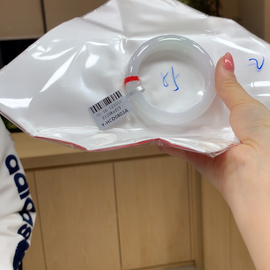 翡翠手镯未镶嵌不退不换