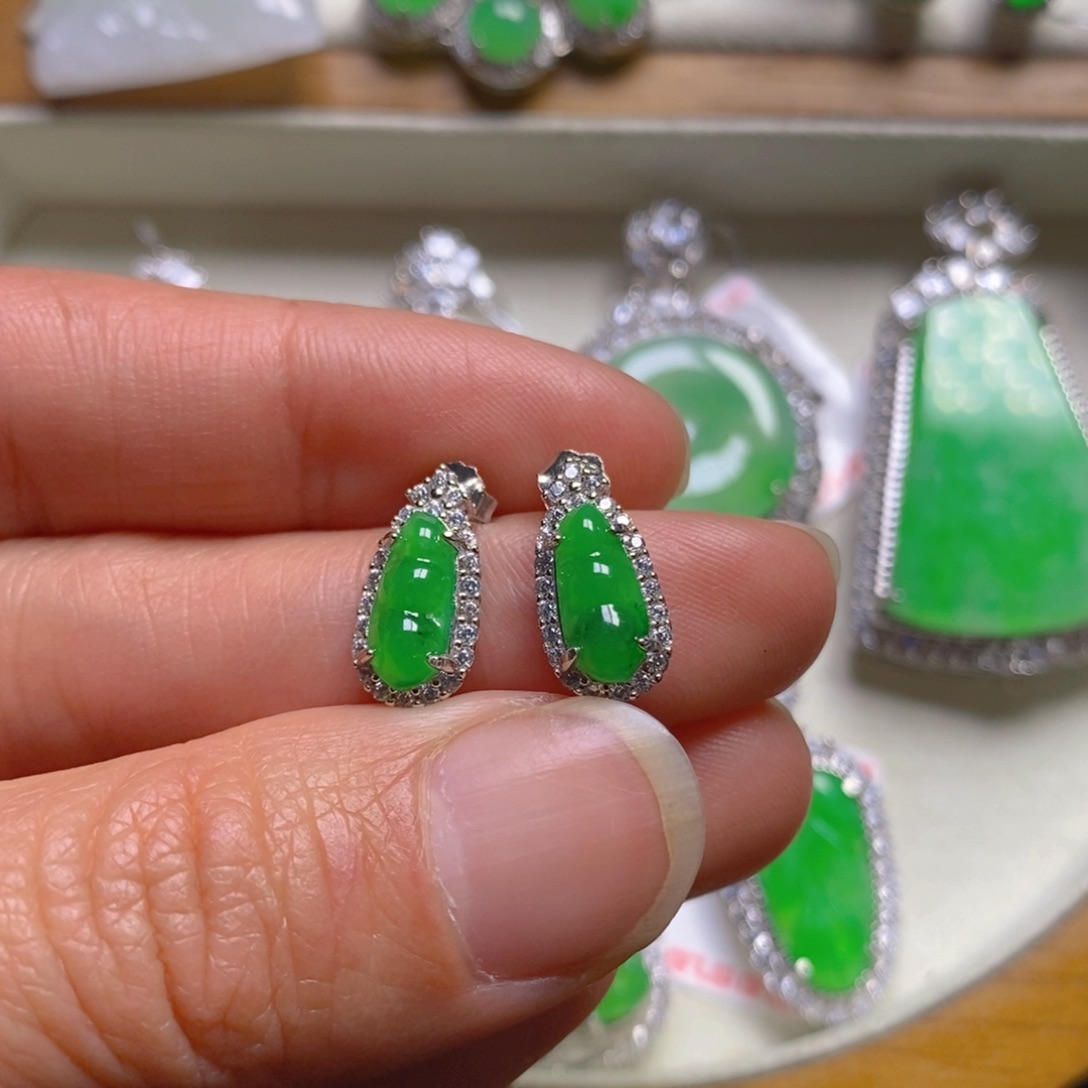 翡翠颈饰银S925镶嵌福豆耳钉