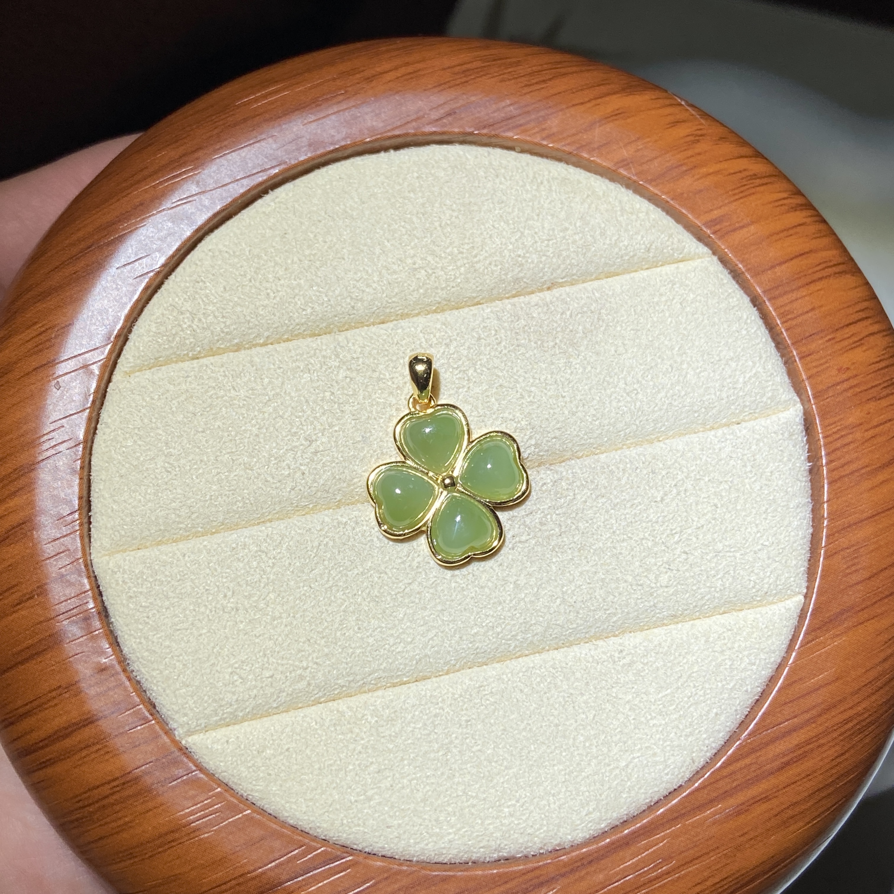 【渠小姐精选】BD05771 S925银和田玉果绿四叶草约22.2*16.3*3.8mm