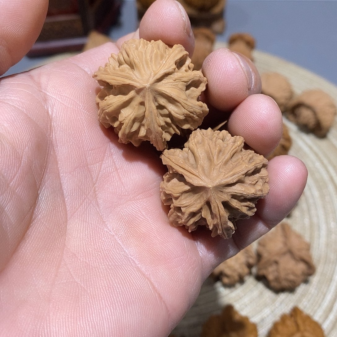 桃木文玩麻核桃三棱