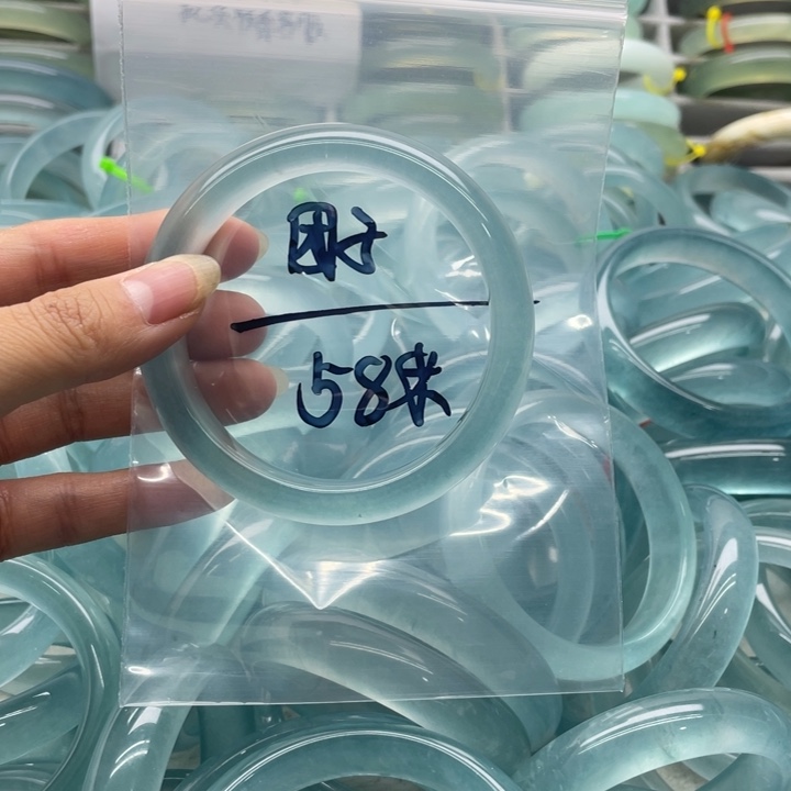 ****子未镶嵌手镯石英质玉