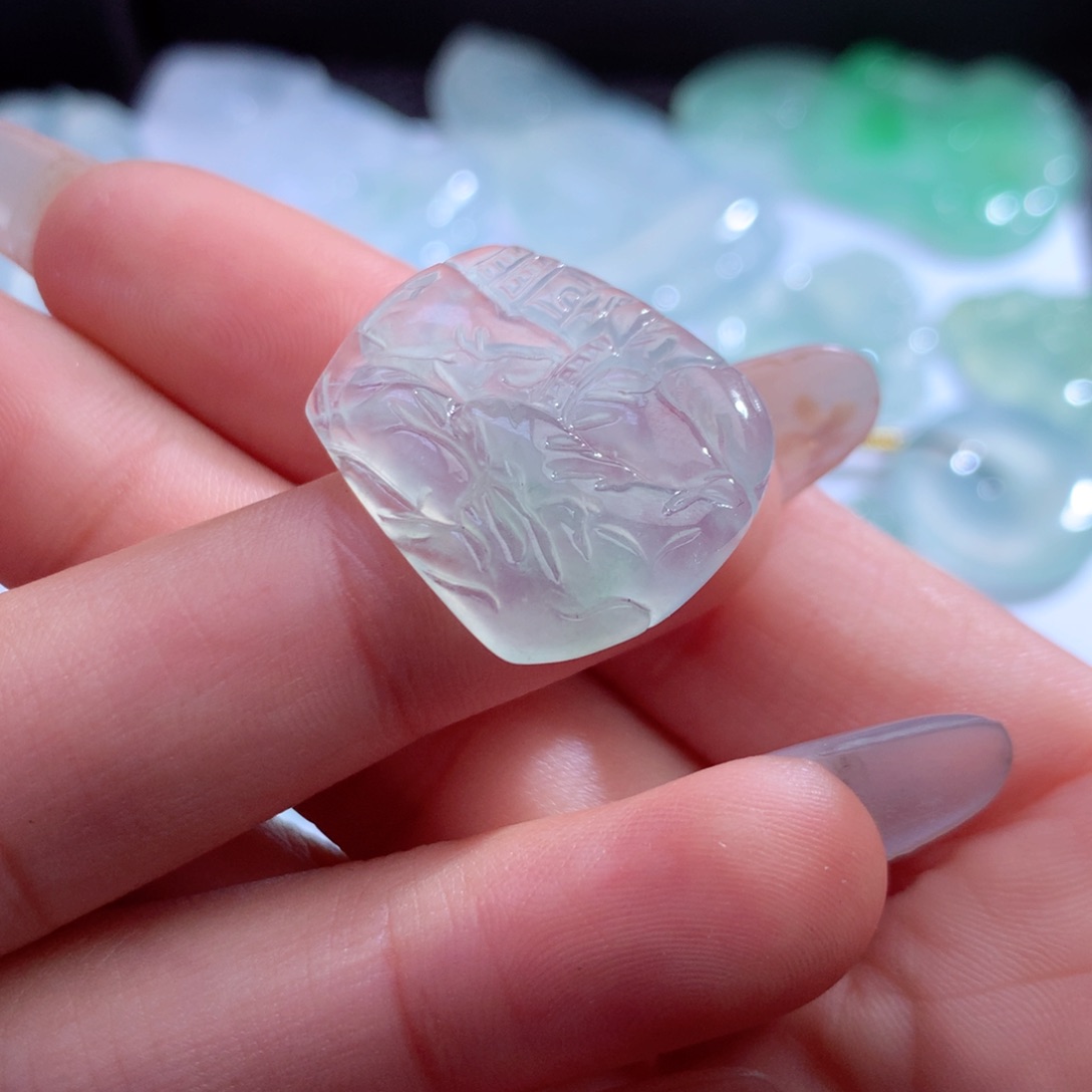 翡翠未镶嵌颈饰缅甸